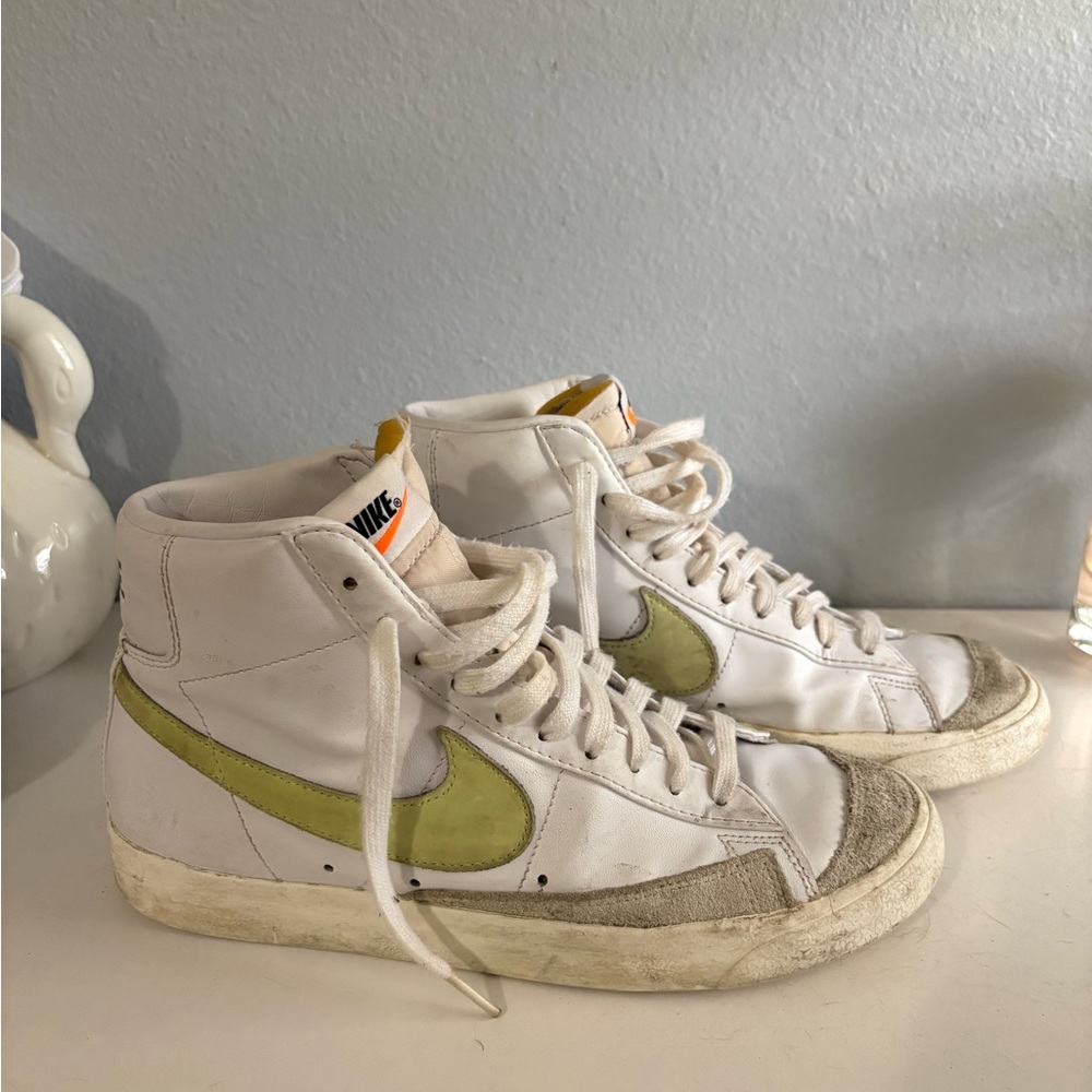 Woman’s Nike Blazer Mid 77 size 10